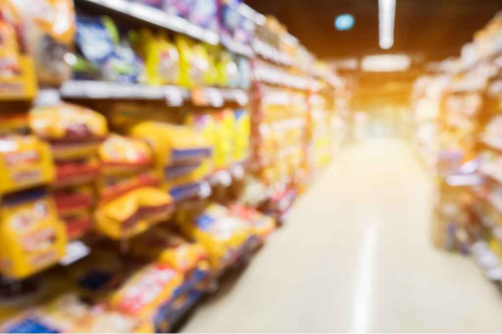 galpão com diversos tipos de rações