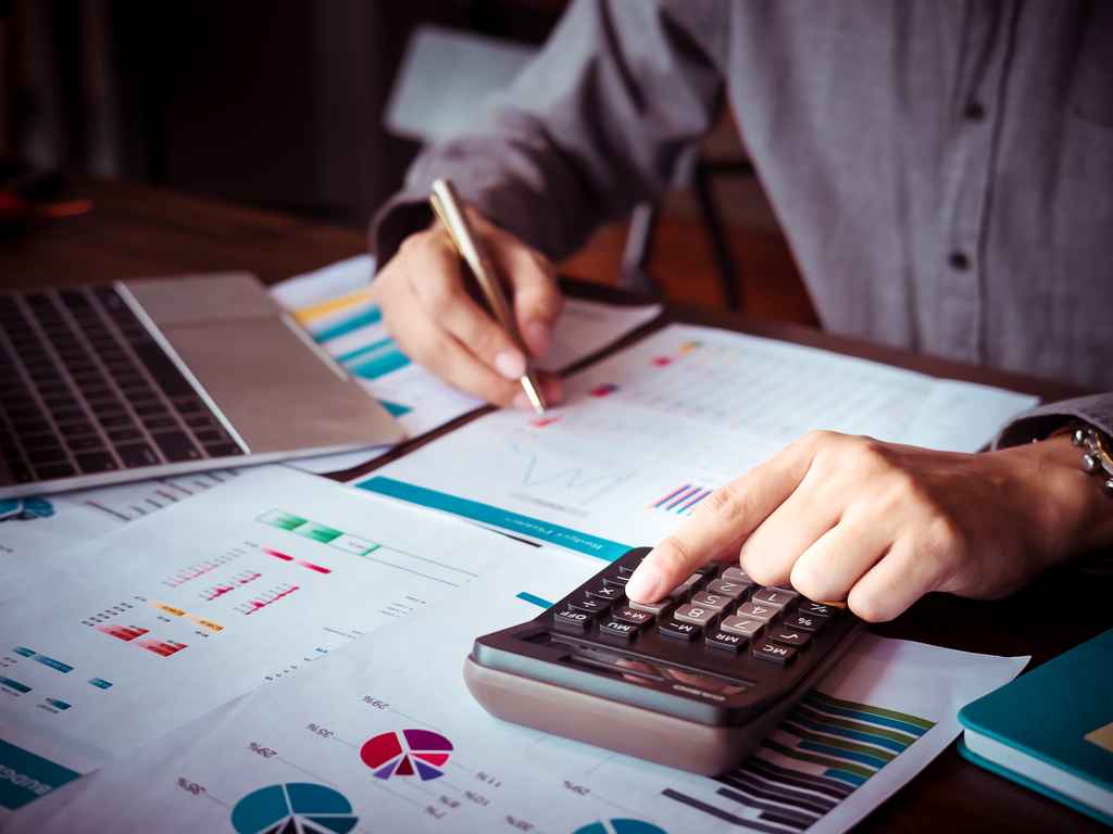 empresário fazendo cálculos