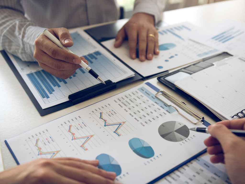 pessoas analisando dados