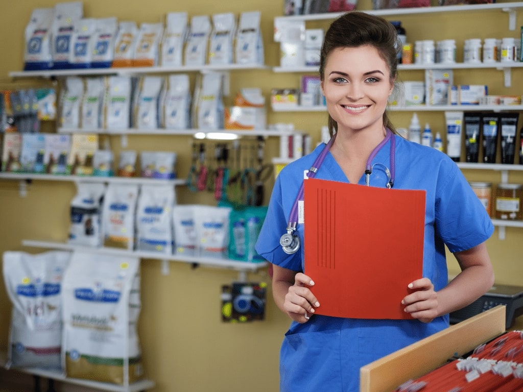 veterinária com prancheta nas mãos posando pra foto