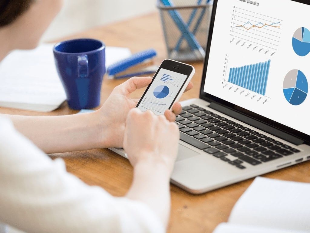 mulher analisando dados no celular